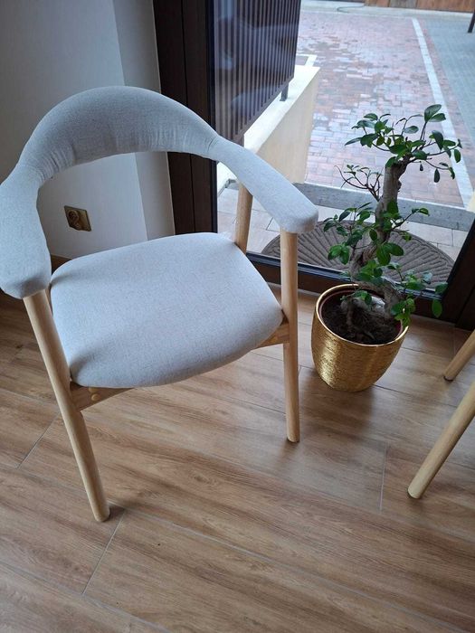 Piękne nowe krzesła drewniane  ( 4 w zestawie )