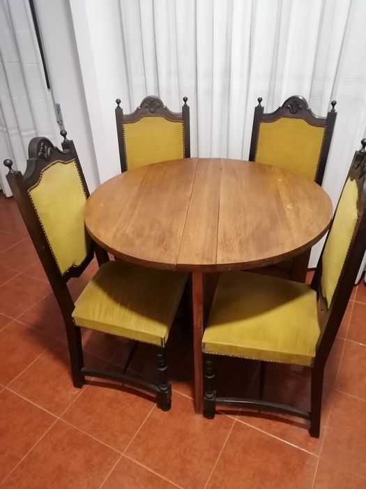 Mesa e quatro cadeiras