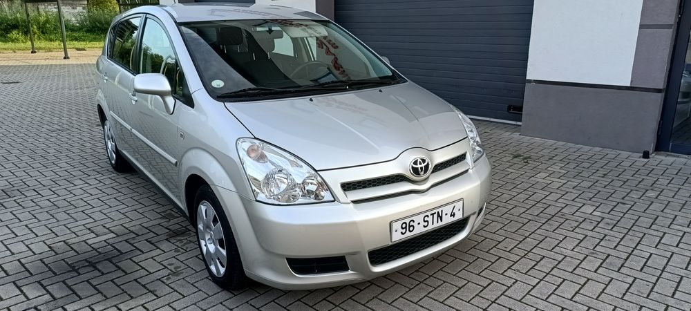 Sprzedam bardzo ładną Toyotę Corollę Verso mały przebieg tylko 133 tys