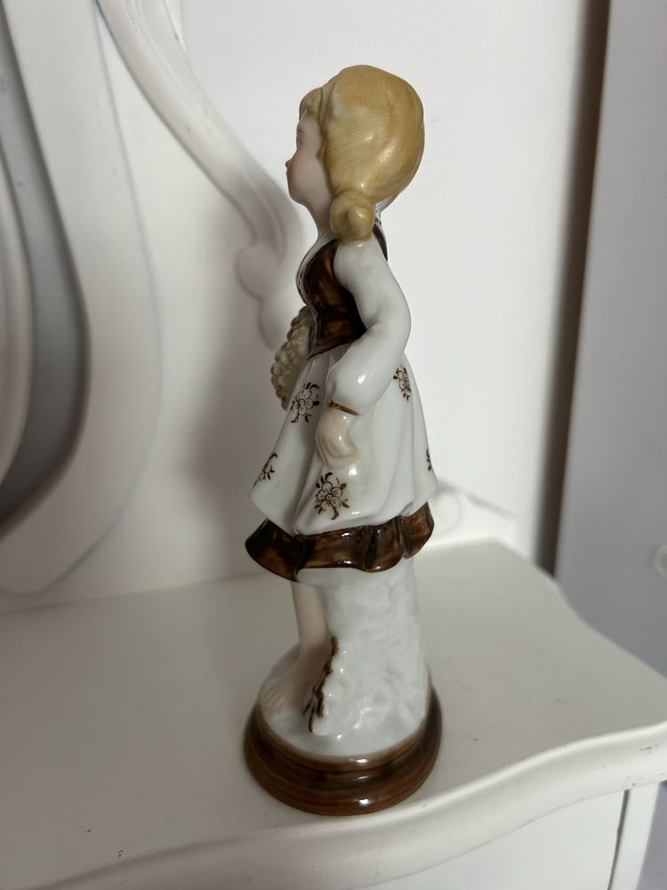 Porcelanowa figurka dziewczynka nr.6524