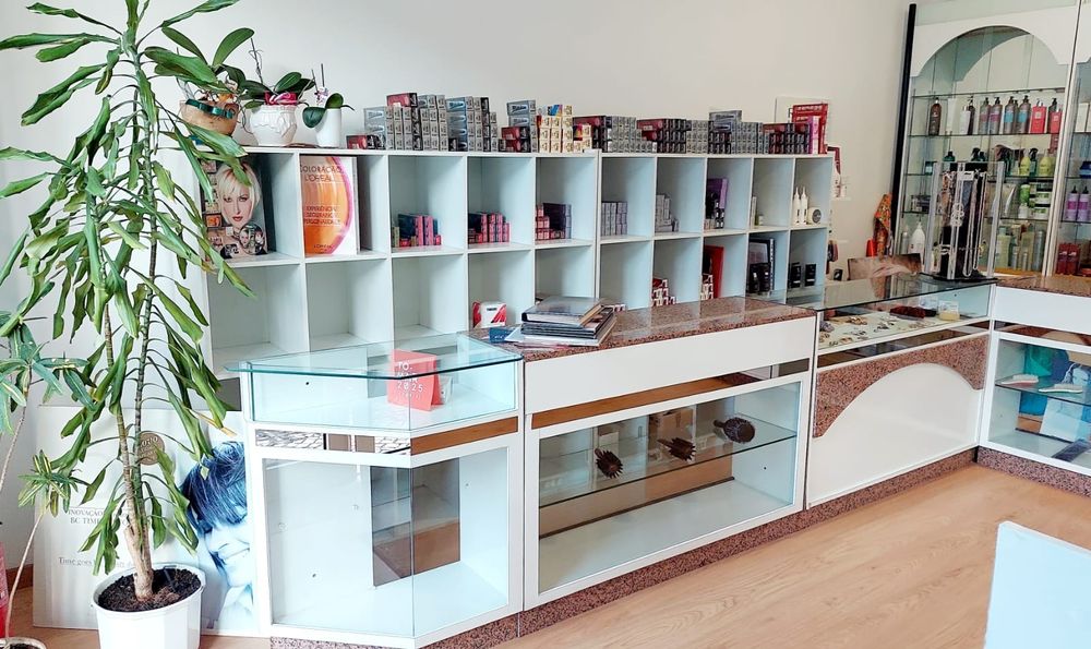 Stocks de Mobiliário, Cosmética p/ Cabeleireiros e Estética