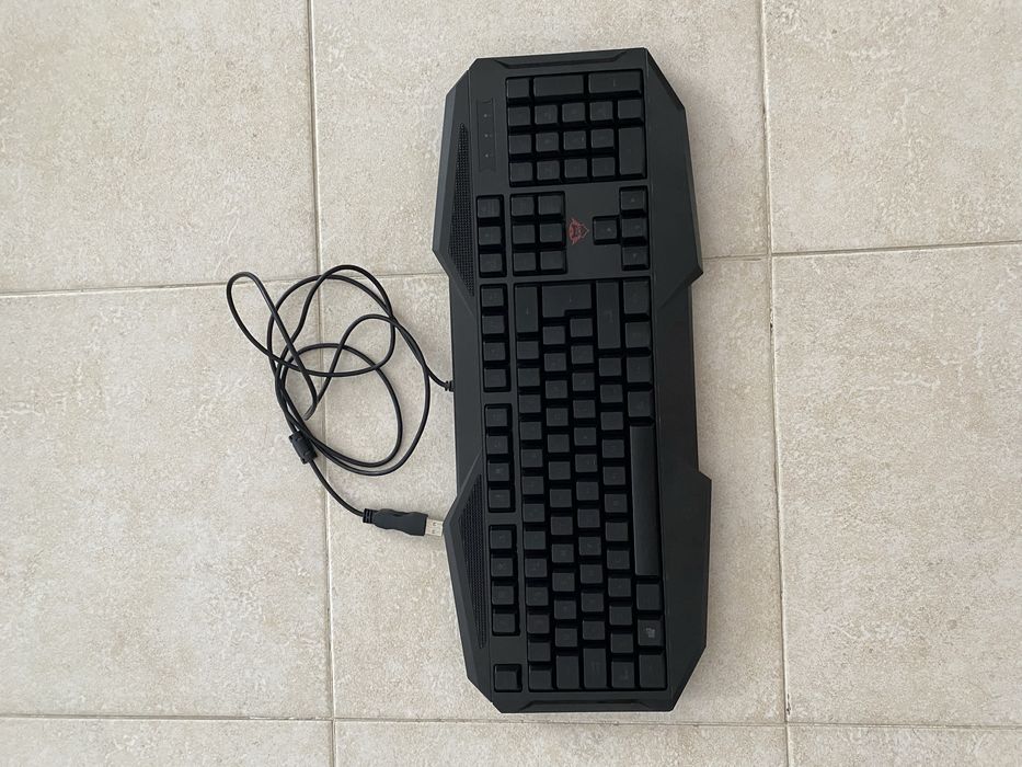 Conjunto teclado + rato + tapete Trust GXT