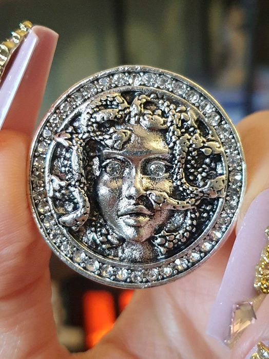 Broche / pregadeira / alfinete de peito medalhão prateado Medusa em 3D