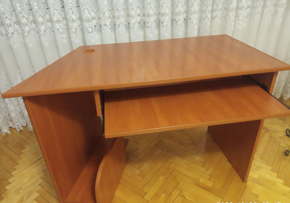 Стіл комп'ютерний