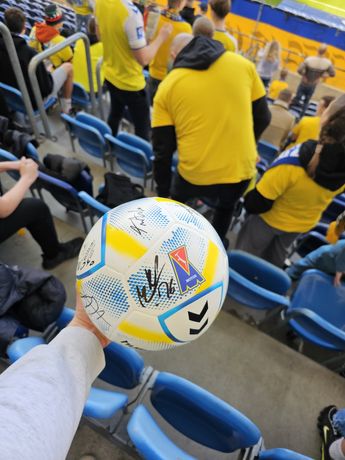 Piłka klubowa Motor Lublin z podpisami zawodników.