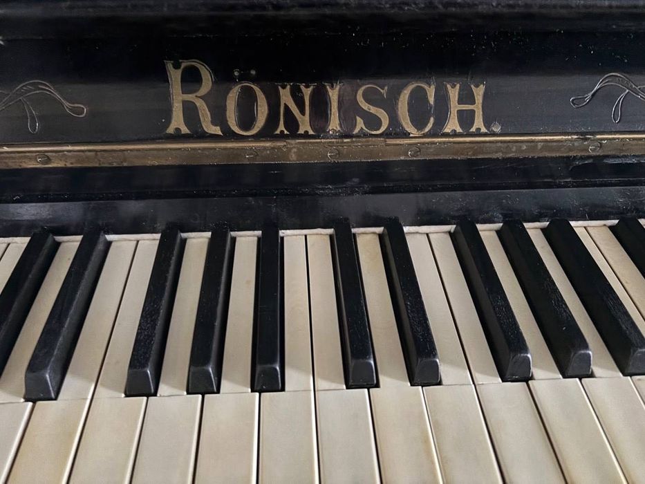 Піаніно Ronisch з підсвічниками