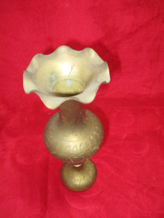 Jarra em metal dourado "arabesca"