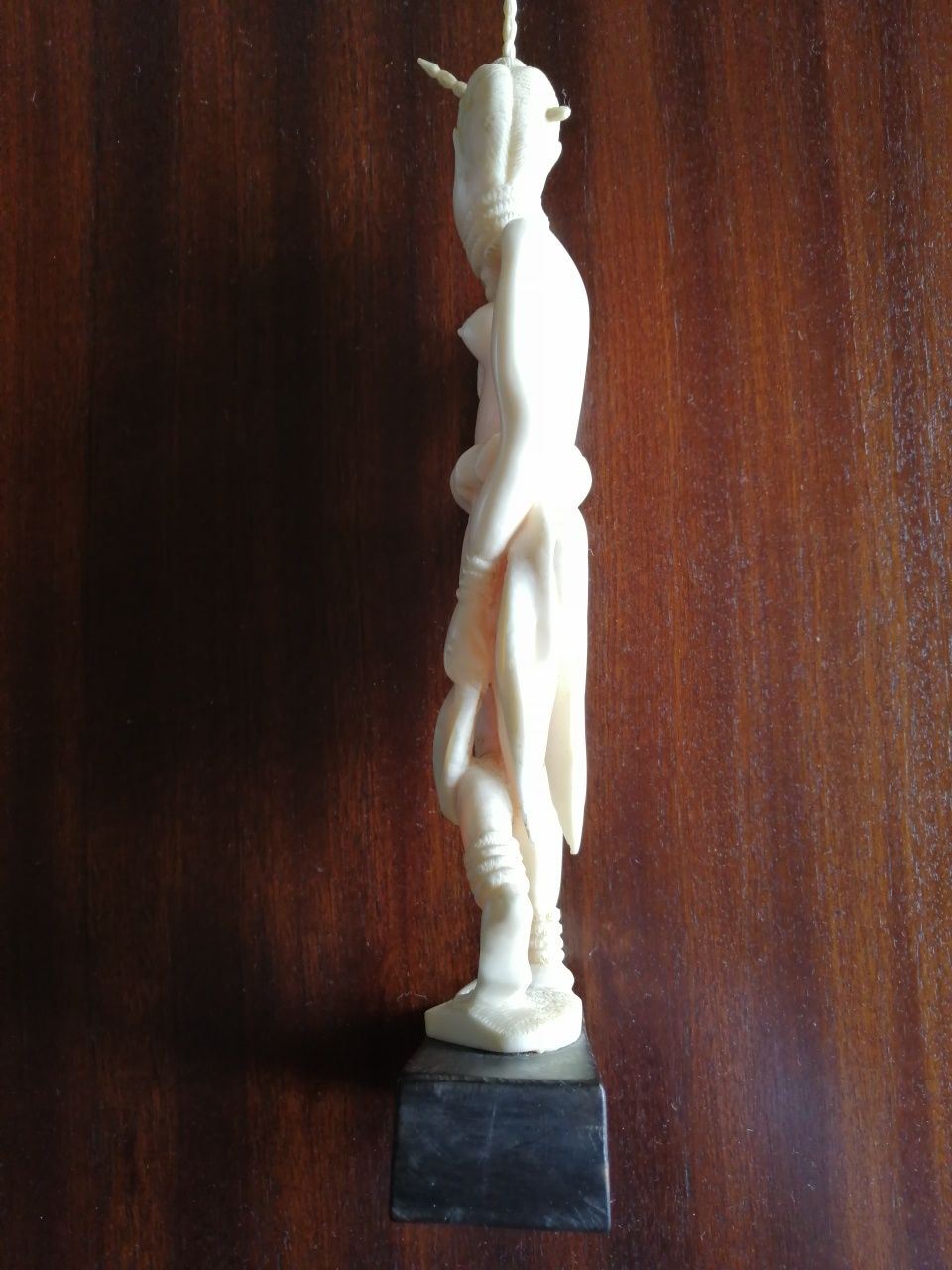 Estatueta de Mulher em Marfi