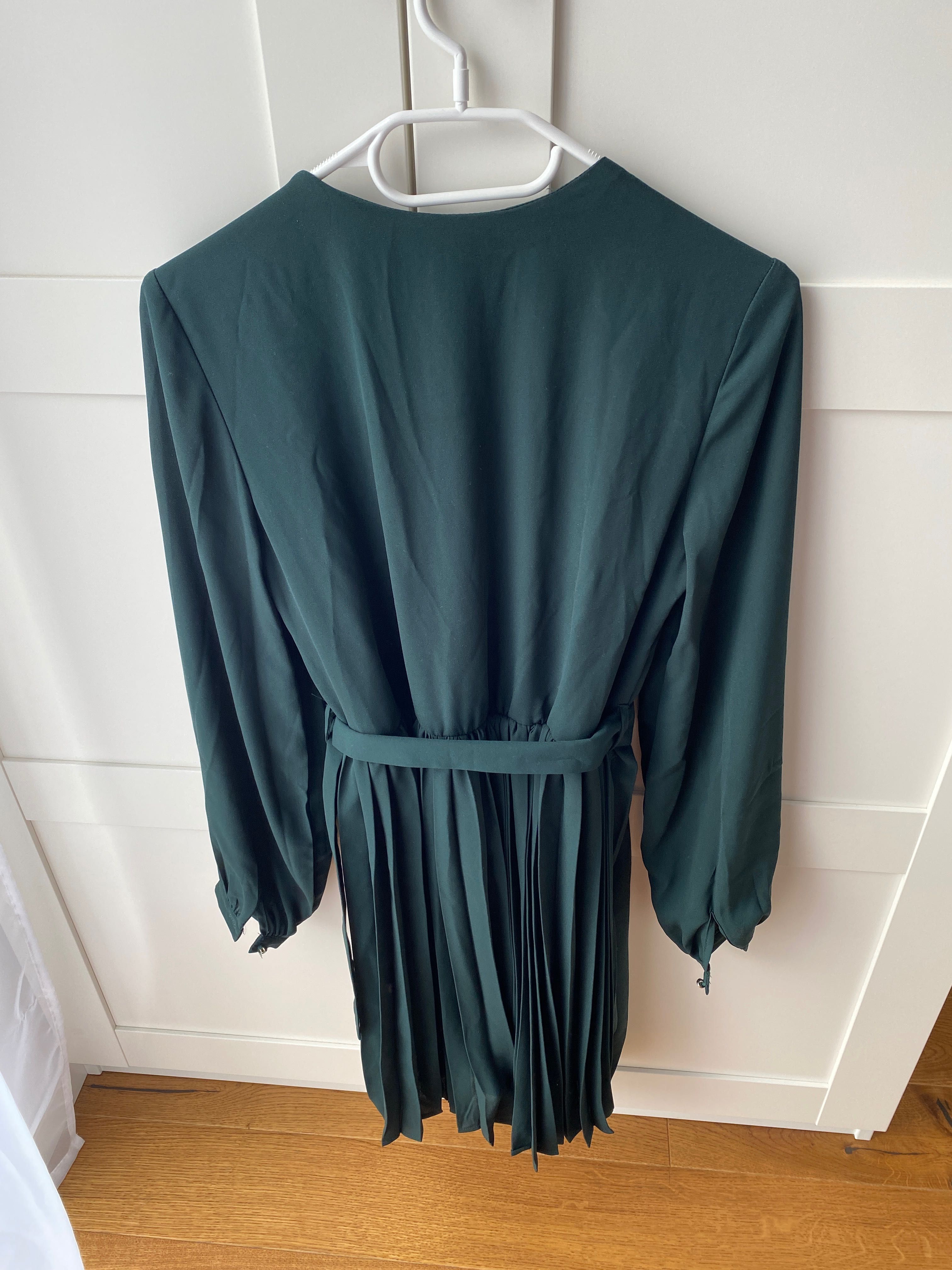 Zielona sukienka Mohito z plisowanym dołem 36