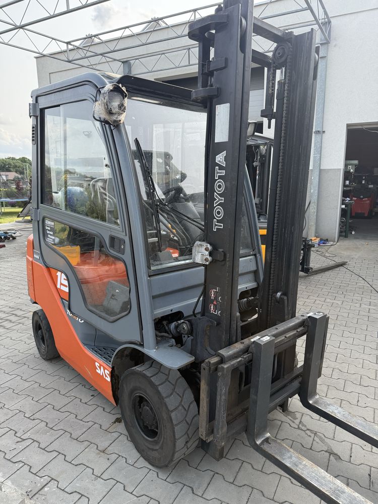 Wózek widłowy Toyota 8fgf15 LPG UDT Kabina