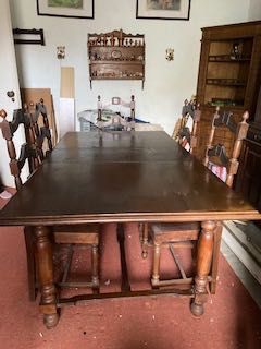 Mesa de jantar extensível e 8 cadeiras, estilo Sec.XVII, madeira maciç