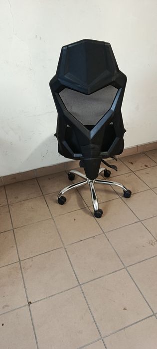 Krzesła gemingowe i antyk z PRL-u