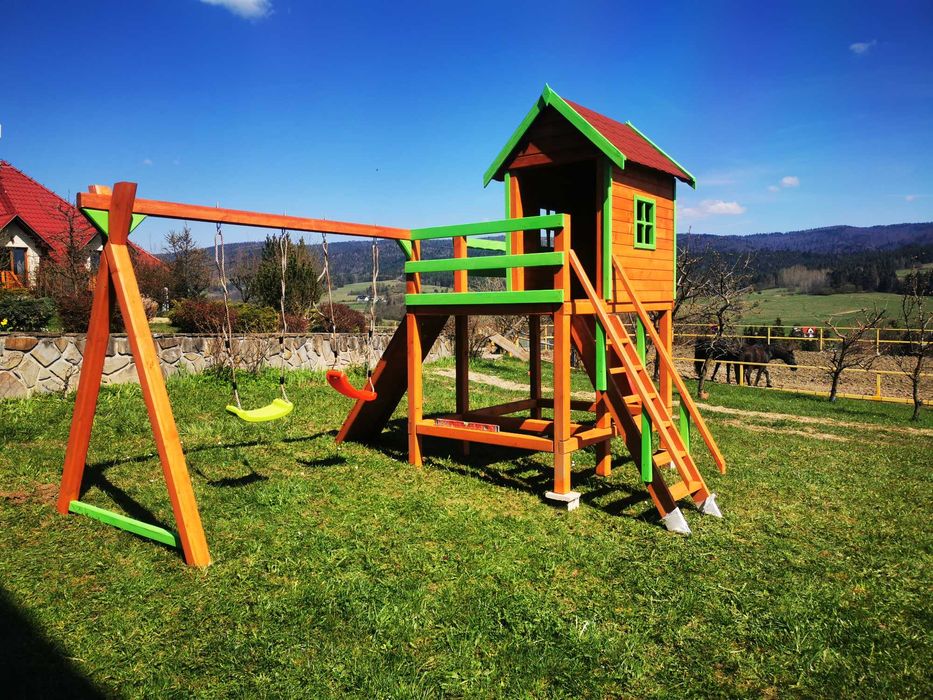 domek dla dzieci plac zabaw z huśtawkami zjeżdżalnią ścianką do wspin