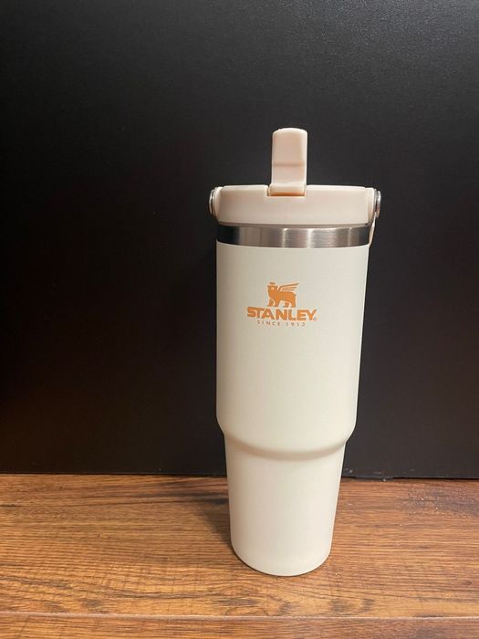 Kubek termiczny Stanley kolor beżowy z uchwytem, idealny na prezent