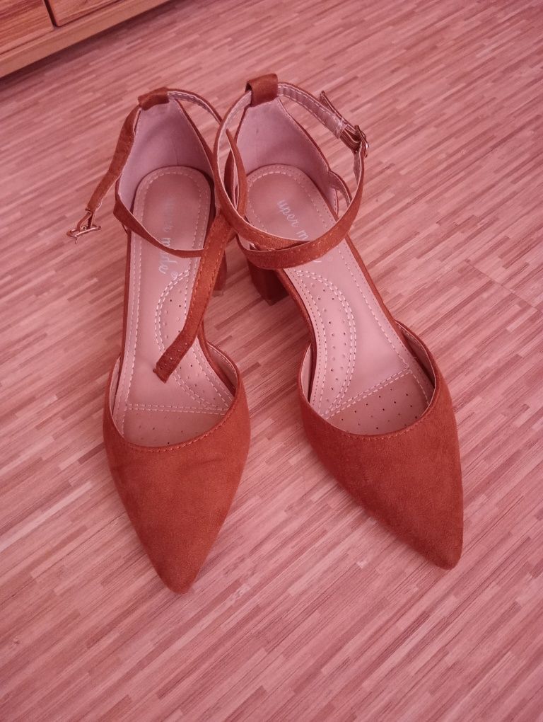 Buty na niskim obcasie karmelowe r. 37