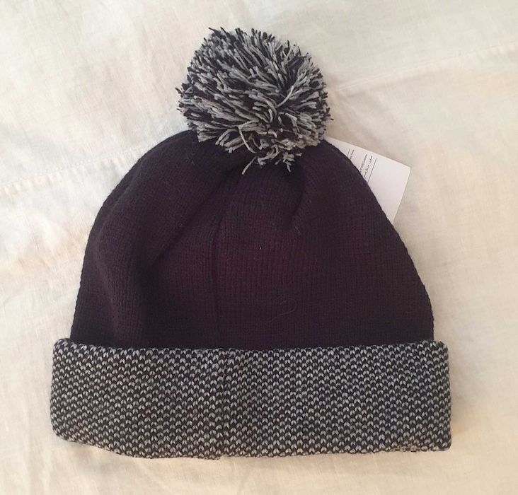 Czapka czarna z ozdobą w kratkę i pomponem