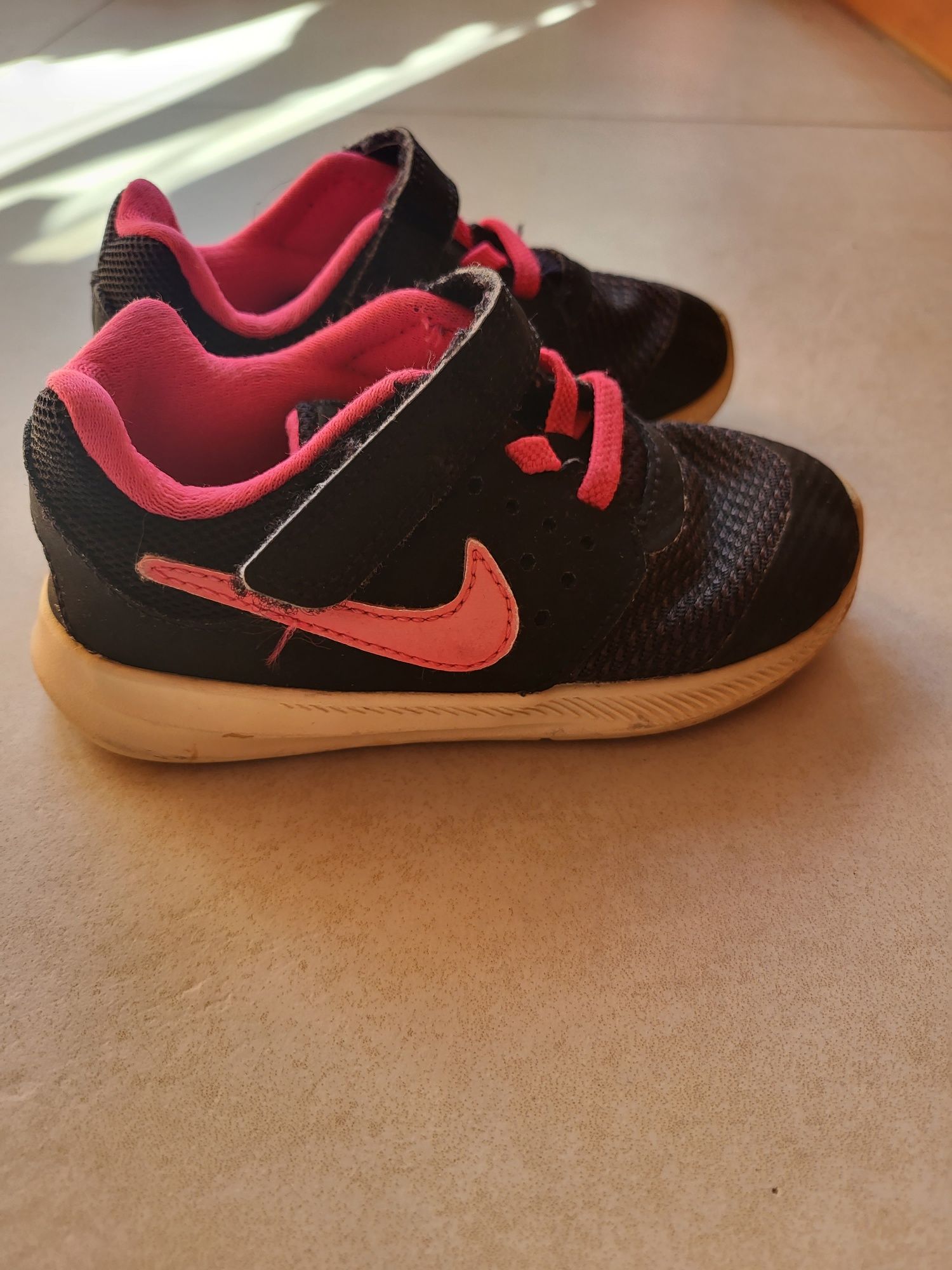 Buty dla dziewczynki rozmiar 25 marki Nike na rzepy