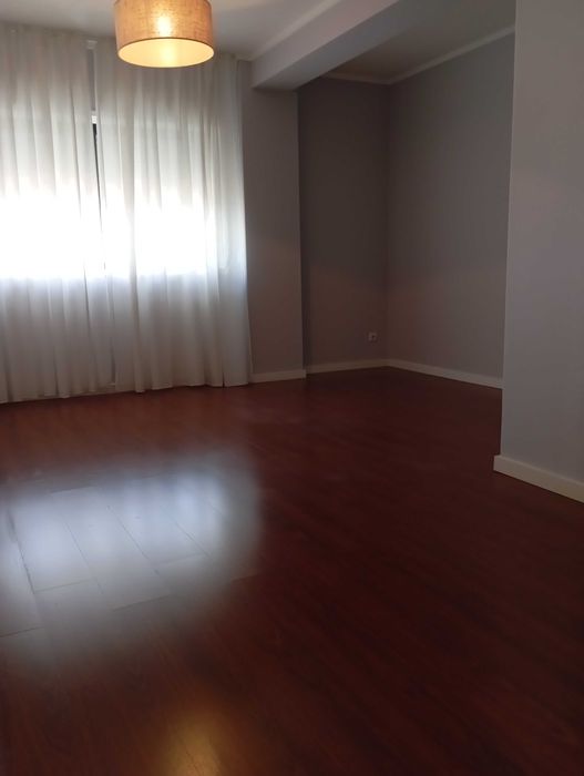 T2 Remodelado | 73,5m2 | Garagem | Vistas e METRO À PORTA