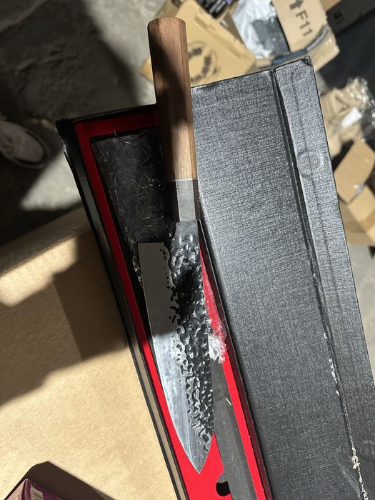 Nóż kuchenny japoński – stal młotkowana, drewniana rękojeść