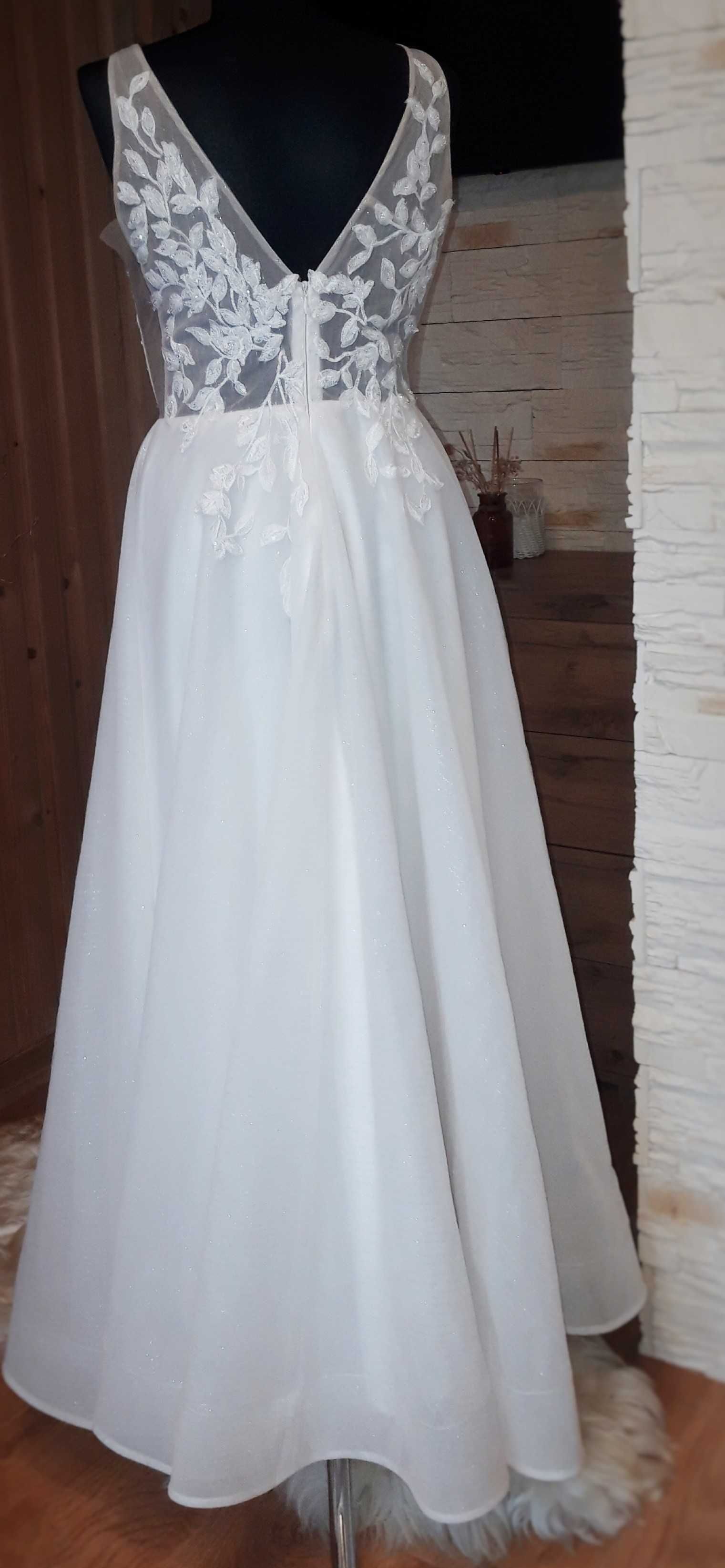błyszcząca suknia ślubna w kształcie litery A