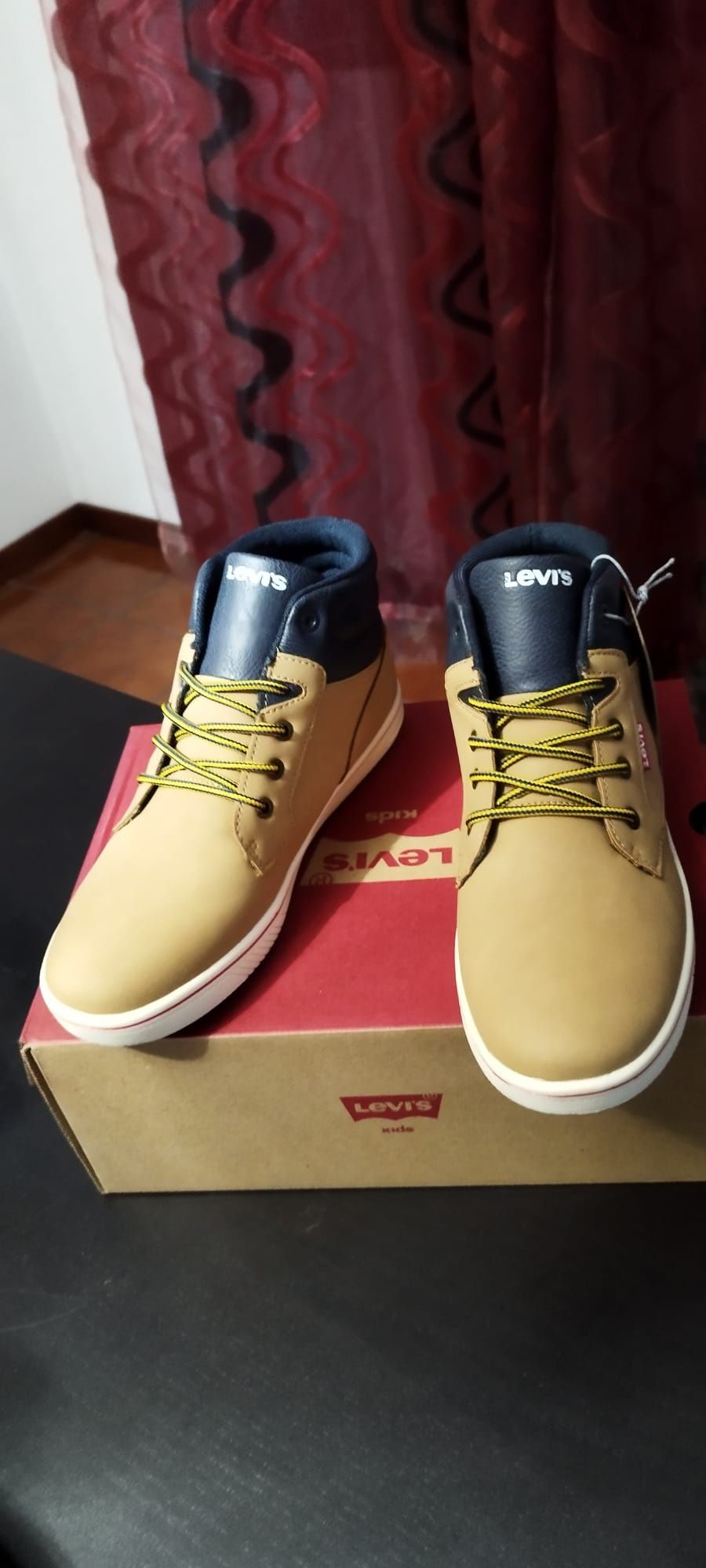 Sapatilhas Levi's Novas (37)