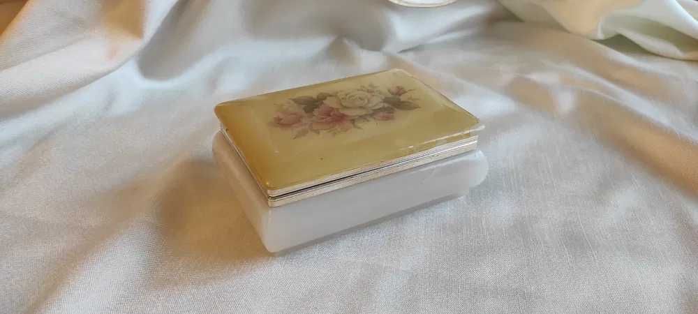 Zamykana Szkatułka Vintage wymiar: 13,5x10x5cm.