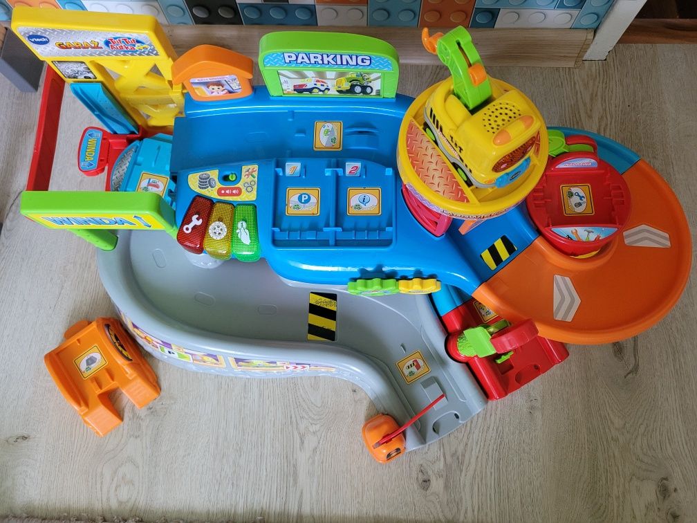 Garaz Vtech tut tut, zadbany. Plus 3 dodatkowe autka.