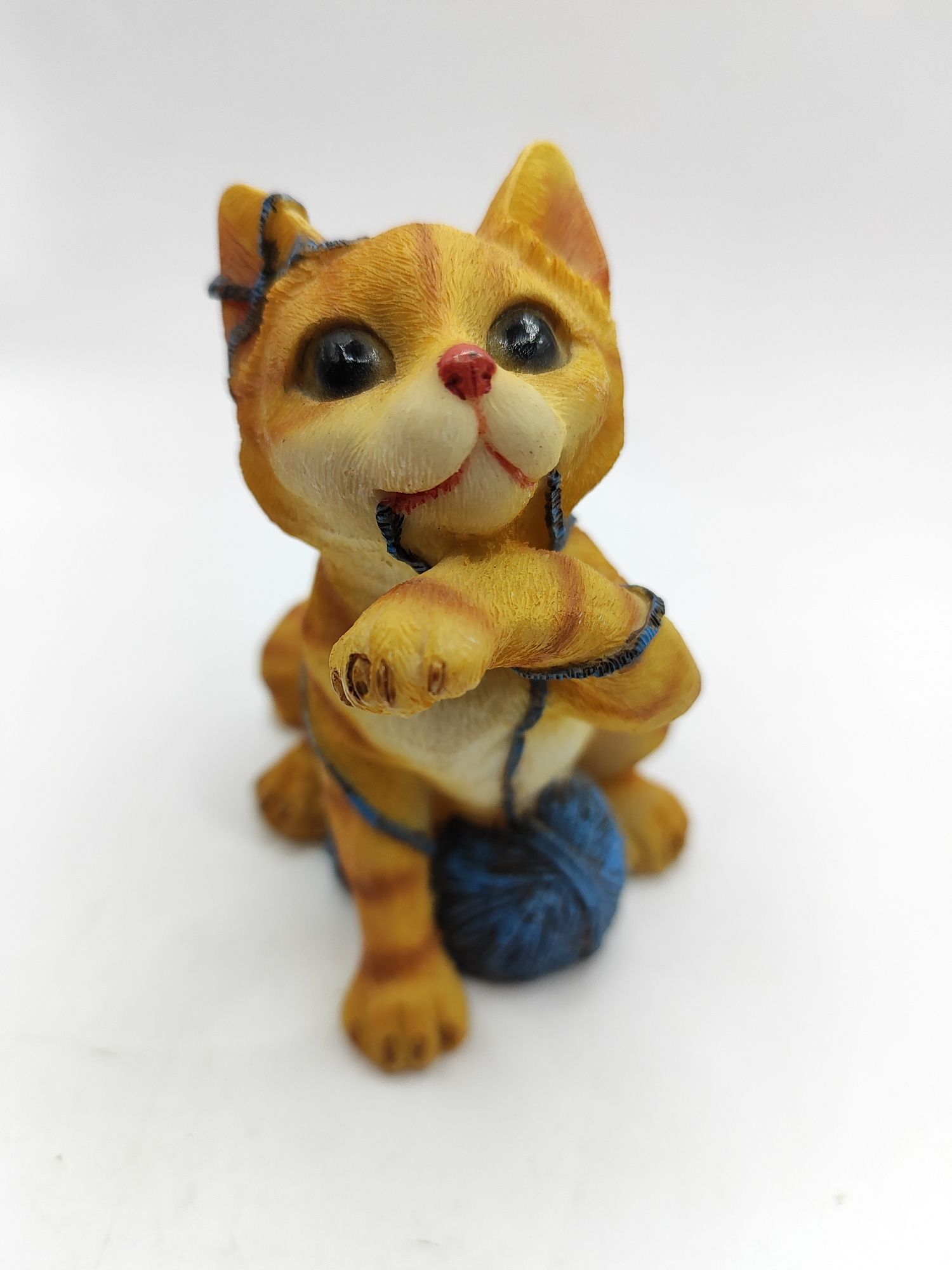Ceramiczny kot kotek z włóczką dekoracja