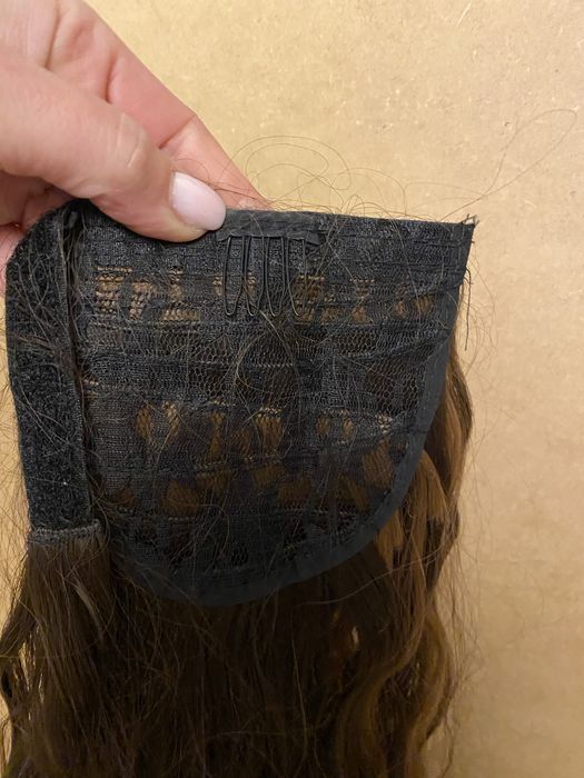 Kitka brąz pasemka fale 60 cm włosy syntetyczne doczepy.