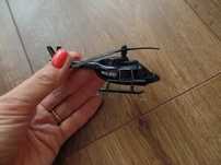 Czarny ruchomy helikopter policyjny Policja