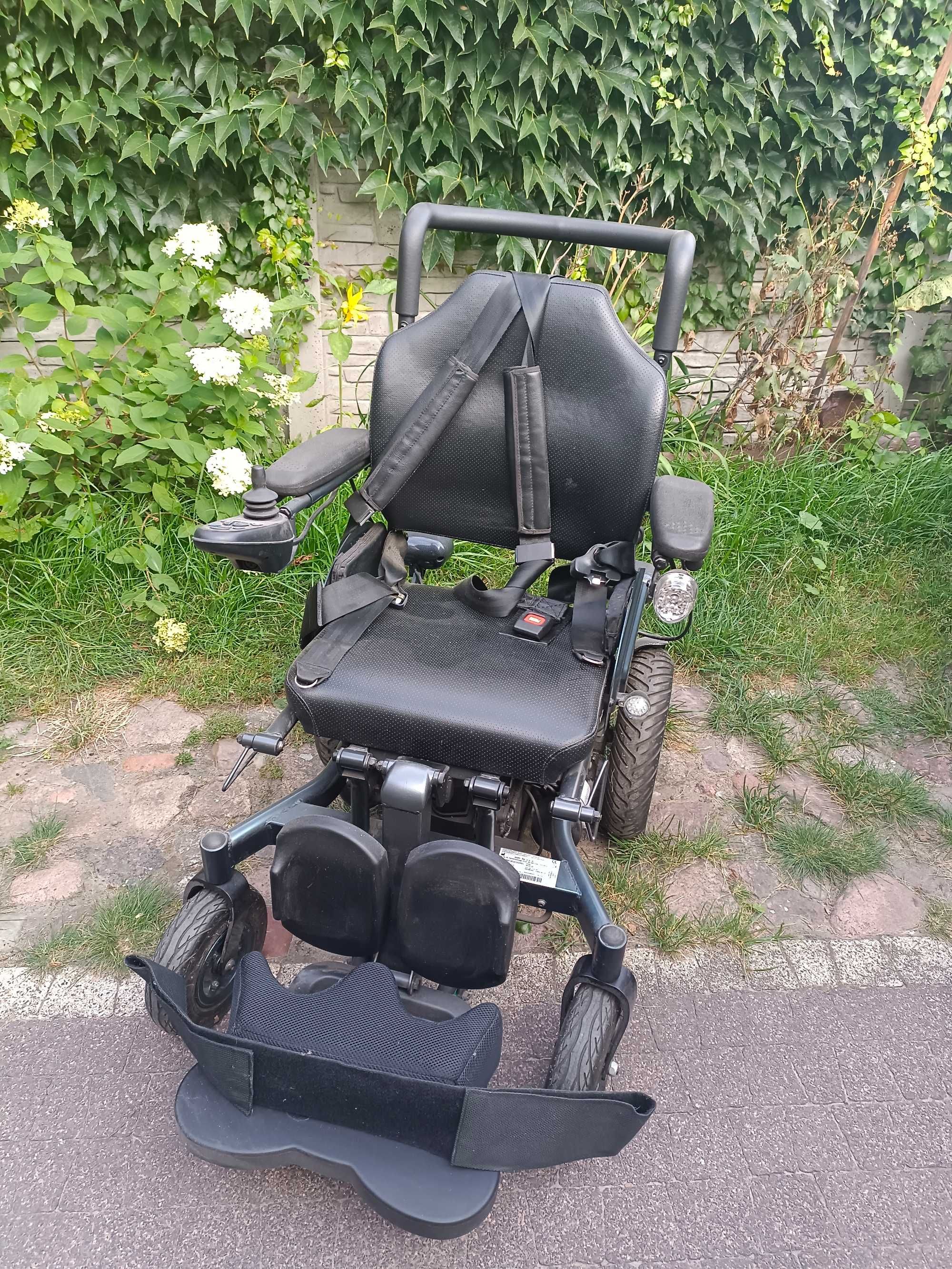 Wózek inwalidzki elektryczny Vitea Care Hero Stand Up z pionizacją