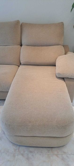 Sofá 4 lugares com chaise longue com capas removíveis.