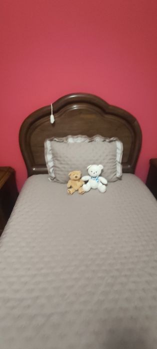 Cama solteiro com colchão + mesinha de cabeceira e escrivaninha