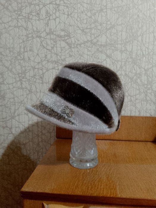 Шапка жіноча з козирком