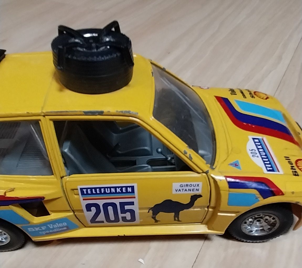 Miniatura Peugeot 205 Turdo 16 em escala 1/25