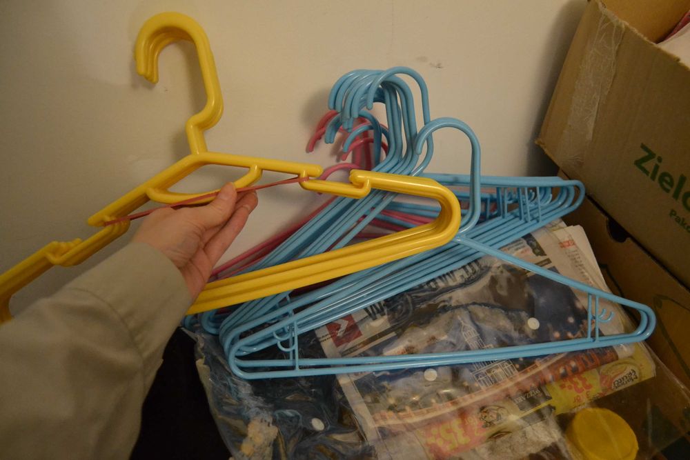 Plastikowe wieszaki na ubrania rozmiar dla dorosłych:) - 30 sztuk