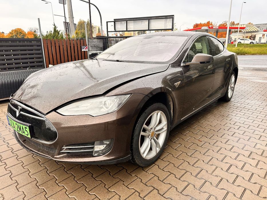 Tesla Model S Lekko uszkodzona Europa Darmowe Ładowanie