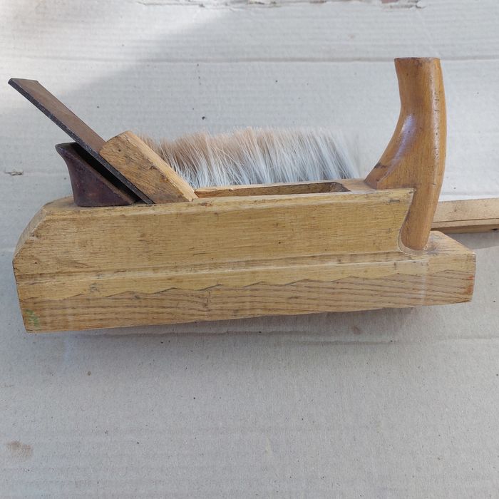 Рубанок дерев'яний для стругання дерева.