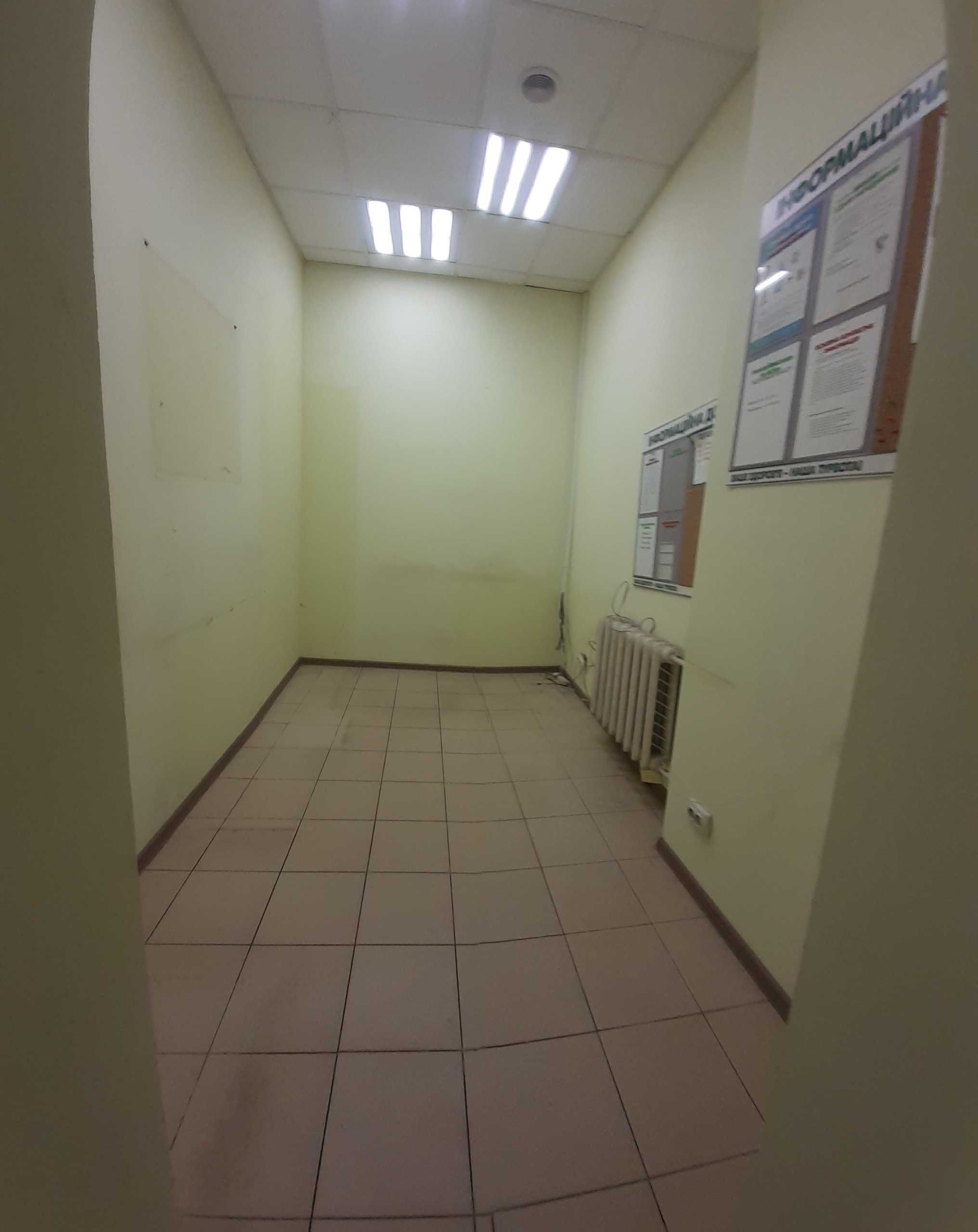 Фасадне приміщення з ремонтом 100м² на площі з ринком та вокзалом