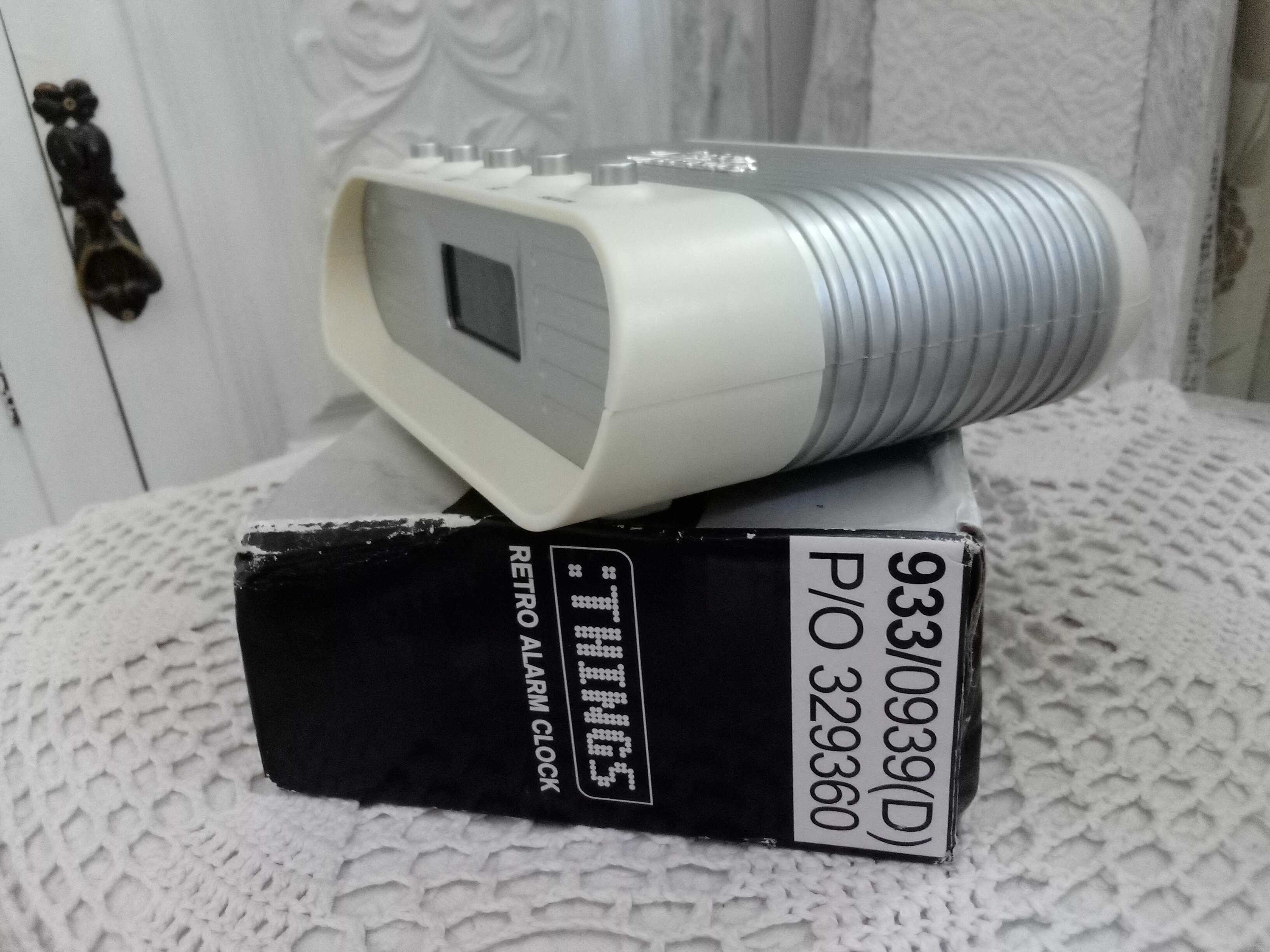 Vintage retro zegar z budzikiem elektroniczny stojący do pokoju