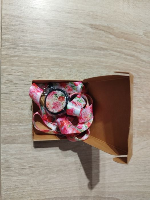 Smyczka w różowe kwiaty z retraktorem