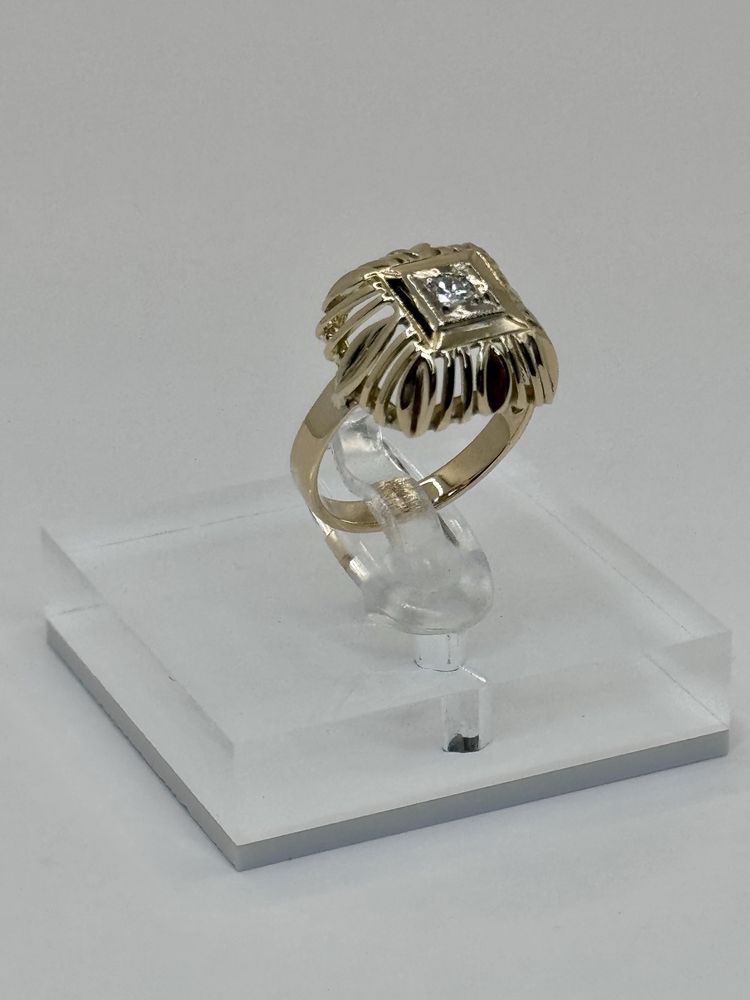 Złoty pierścionek z brylantem