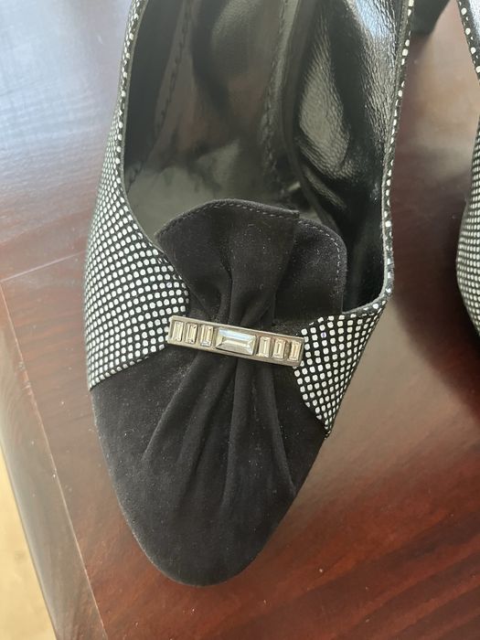 Босоніжки із відкритою пʼятою.