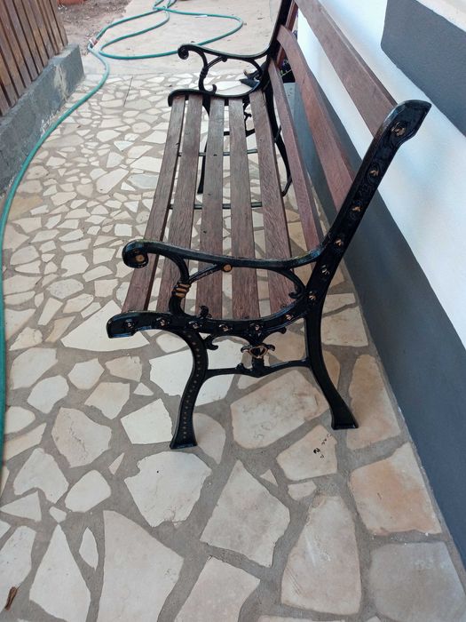 Lindo banco de jardim restaurado