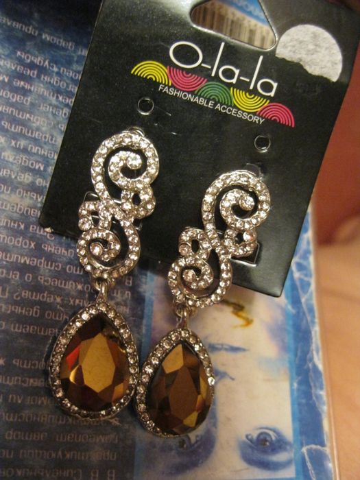 на подарок серьги гвоздики длинные нарядные под серебро камни-золото