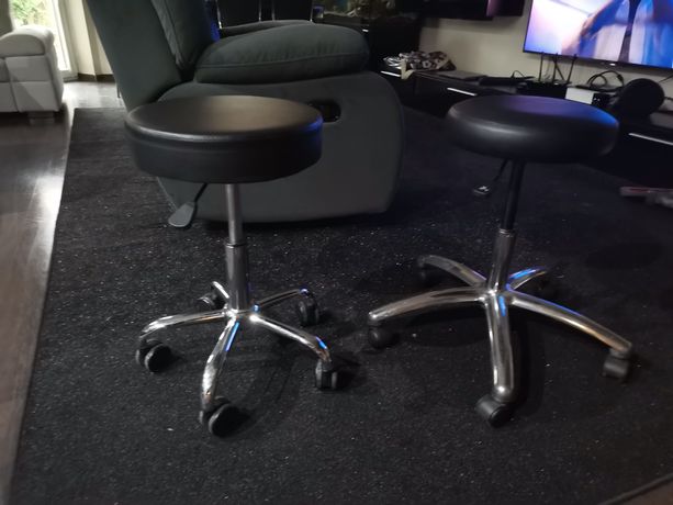 Fotel obrotowy bez oparcia - biuro - biurko