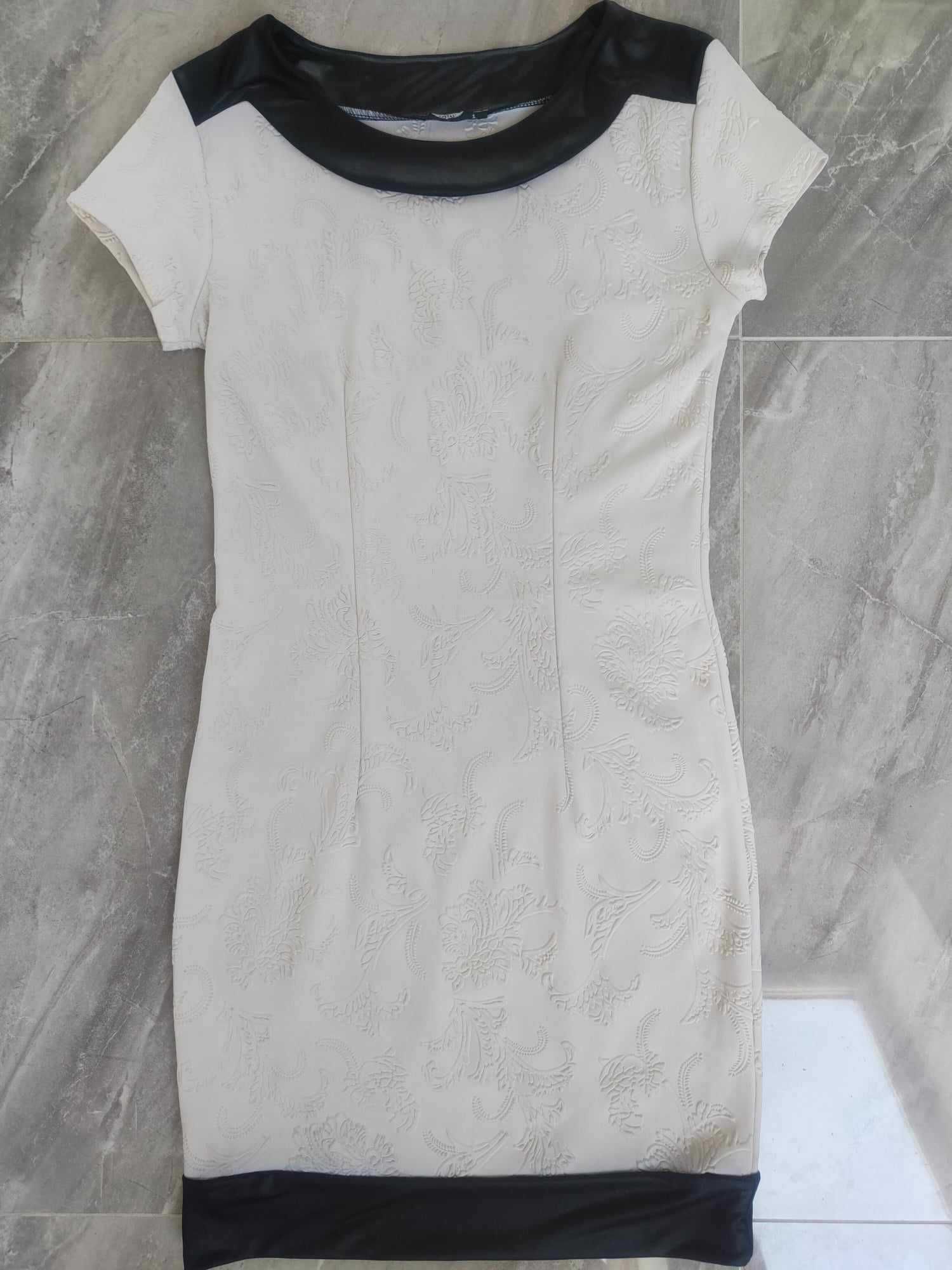 Biała elegancka sukienka TATU 34 / XS / 1