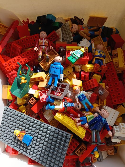 Lego blocos e bonecos