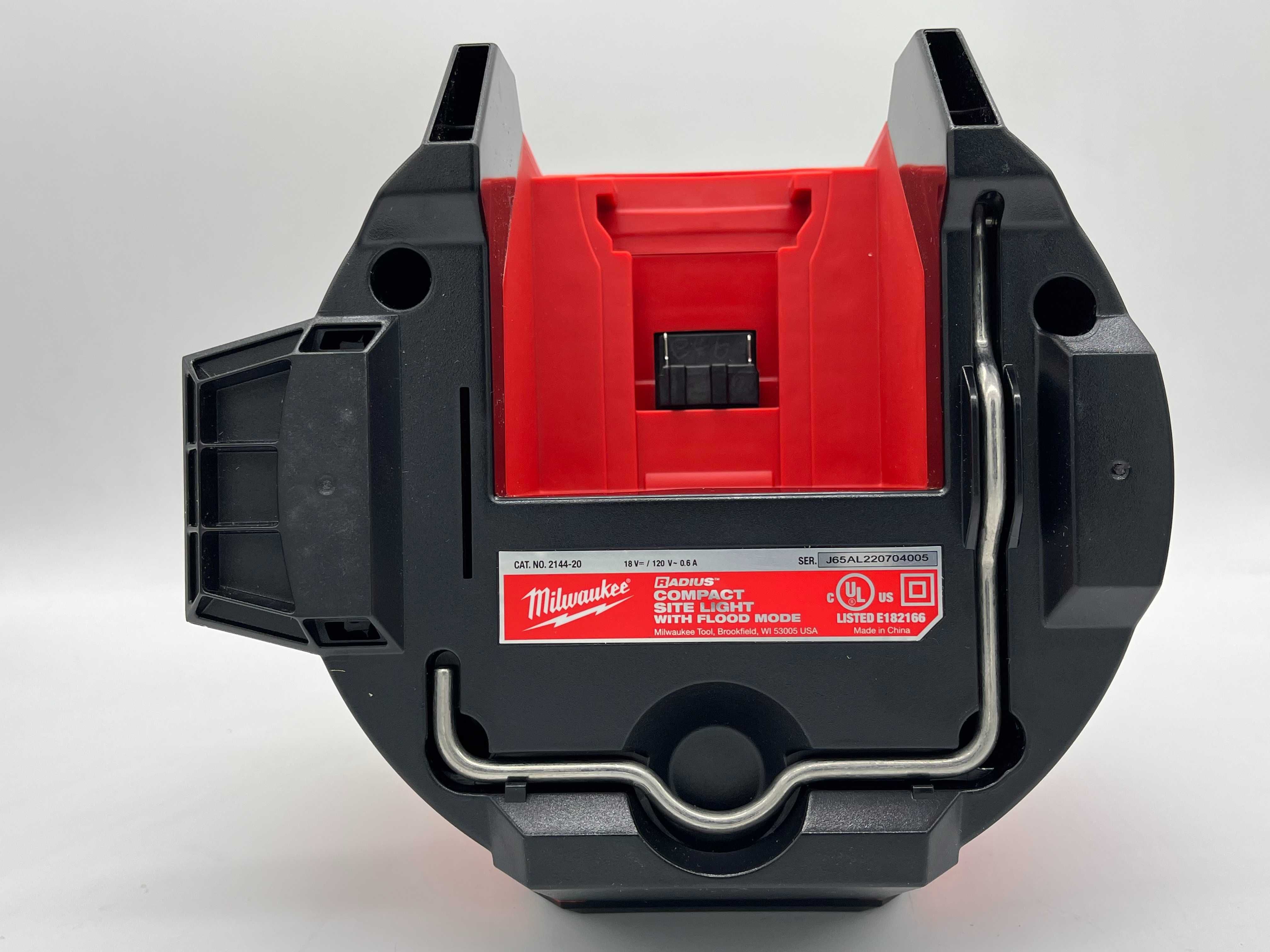 Аккумуляторный фонарь Milwaukee 2144-20 M18 RADIUS\Новый\В наличии!!!
