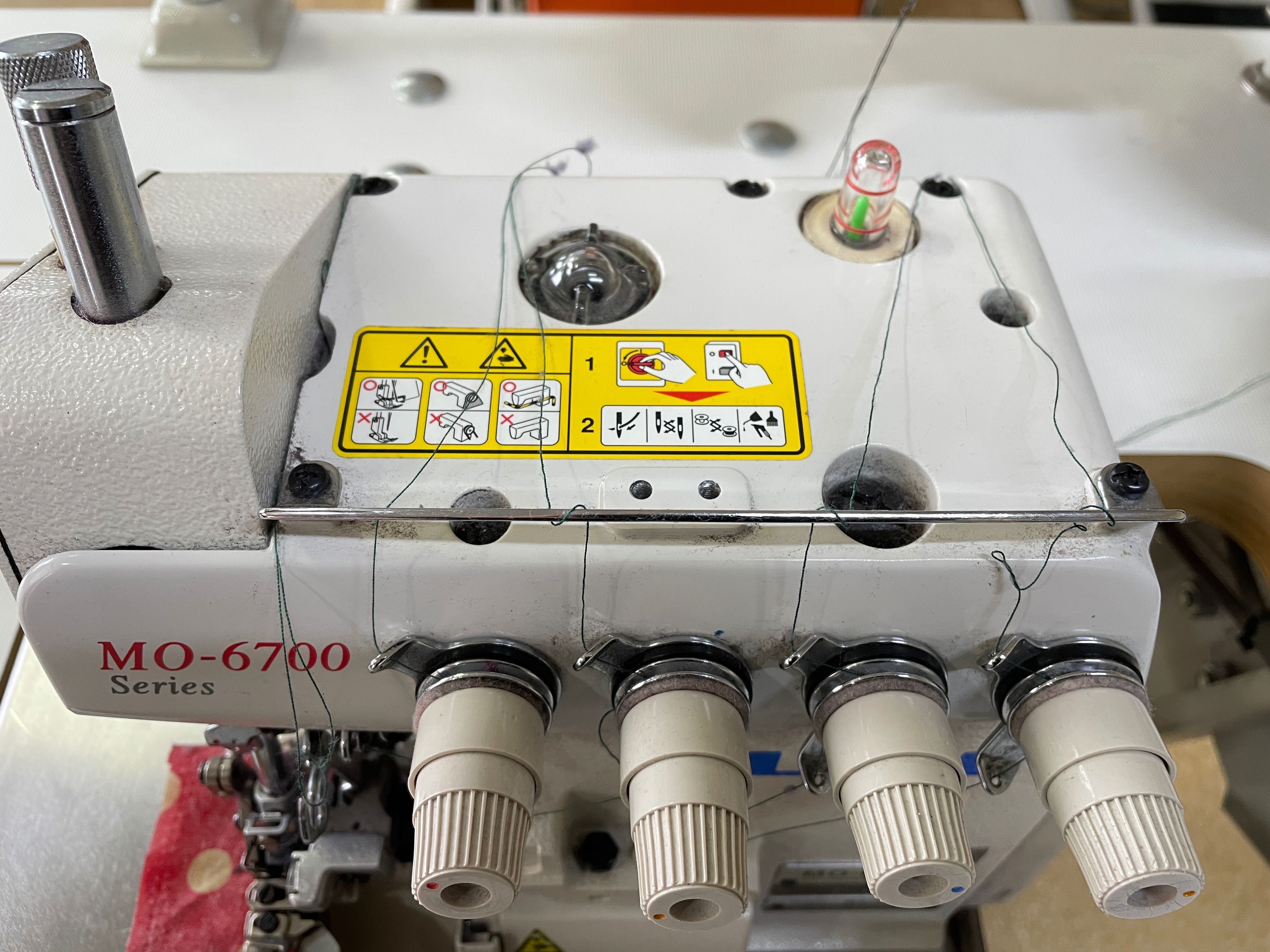 Overlock JUKI MO 6714S 4-nitkowy. Stan idealny. Maszyna do szycia.